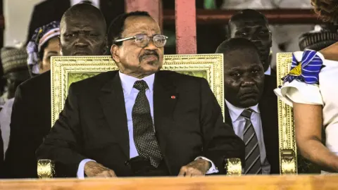 10 haftadır ortada yoktu, "Öldü" diyenler bile vardı. Kamerun'un yaşlı lideri ülkesine döndü
