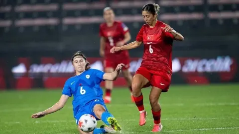 A Milli Kadın Futbol Takımı, Dünya Kupası Avrupa Elemeleri play-off ilk maçında Slovenya ile berabere kaldı