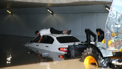 Adana'da sağanak, su baskınlarına neden oldu