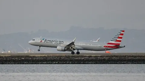 American Airlines, yakıt maliyetlerindeki artışla bu yıl daha yüksek zarar bekliyor
