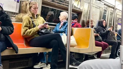 Ani gelen şöhrete pabuç bırakmadı... Genç oyuncu metroda