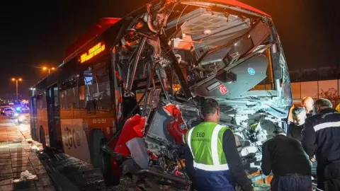 Ankara'da belediye otobüsünün yaya üst geçidinin ayağına çarpması sonucu 24 kişi yaralandı
