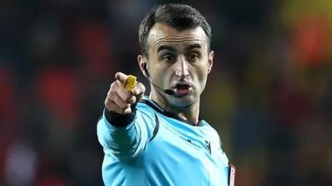 Atilla Karaoğlan kimdir, nereli, kaç yaşında? Galatasaray Fenerbahçe derbisinin hakemi Atilla Karaoğlan daha önce hangi derbileri yönetti?