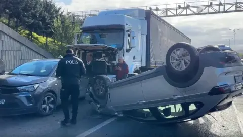 Bağcılar'daki TEM Otoyolu'nda 5 aracın karıştığı zincirleme trafik kazası meydana geldi