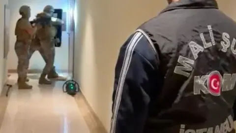 Bakan Gürlek, Interpol'ün kırmızı bültenle aradığı ABD'li Schueler'in yakalandığını bildirdi