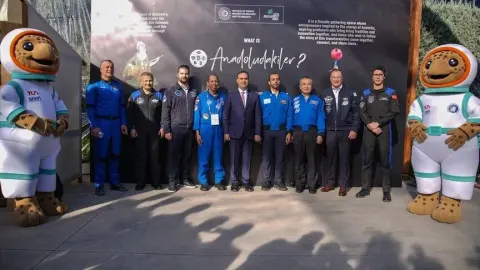 Bakan Kacır astronotlarla IAC 2026'daki "Anadoludakiler" pazarını gezdi
