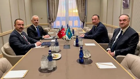 Bakan Uraloğlu, Kazakistanlı bakanlar Sauranbayev ve Kyrykbayev ile görüştü