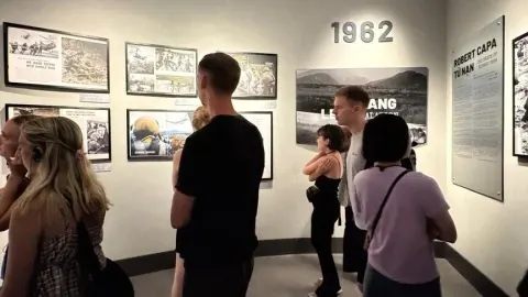 Batılı turistler, Vietnam'daki savaşın yıkıcı etkileriyle bu müzede yüzleşiyor