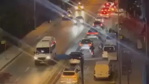 Bayrampaşa'da yol çöktü. Mahsur kalanlar var