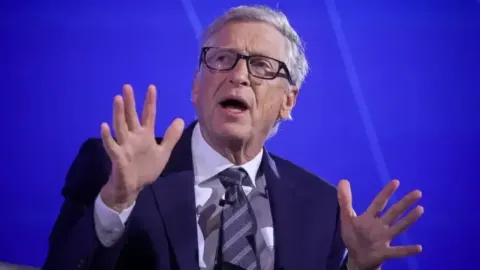 Bill Gates'ten insansı robot uyarısı. "İnşaat ve fabrika işçileri de işsiz kalabilir"