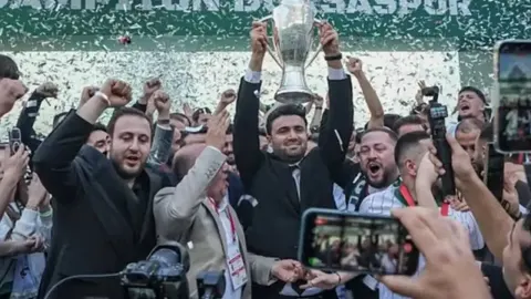 Bursaspor, Süper Lig hedefine "zirvede" ilerliyor