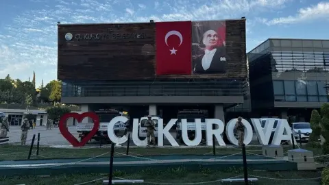Çukurova Belediyesine yönelik operasyonda gözaltına alınan 49 kişi adliyeye sevk edildi