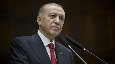 Cumhurbaşkanı Erdoğan, anne ve babasının kabirlerini ziyaret etti