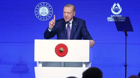 Cumhurbaşkanı Erdoğan'dan dünyaya sert mesaj: Türkiye gerekirse sıkıntı çeker ama sırtını dönmez