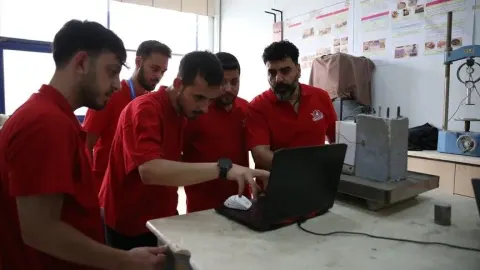 Depremzede öğrenciler kolonların sağlamlığını ölçebilen cihaz geliştirdi
