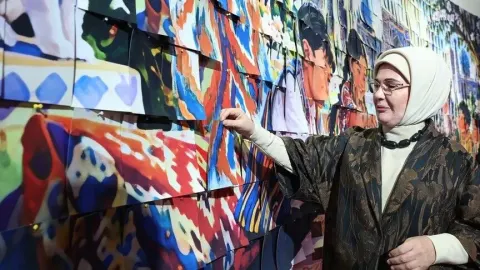 Emine Erdoğan, Özbekistan'da düzenlenen zirve kapsamında açılan sergiyi ziyaret etti