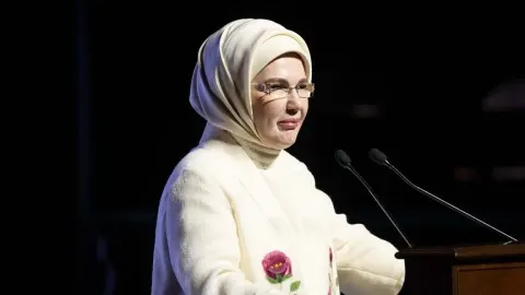 Emine Erdoğan: Türkiye Maarif Vakfımızda ilimle donanan gençlerin, başarılarıyla yarınlara yön vermesini diliyorum