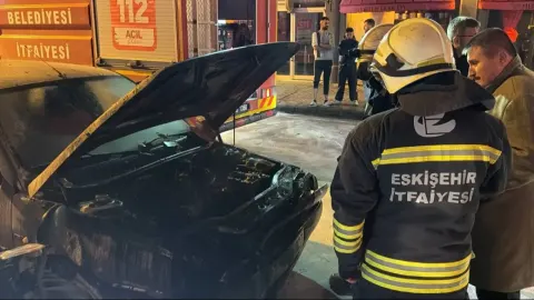 Eskişehir Kırım Caddesi'nde seyir halindeki otomobil yandı