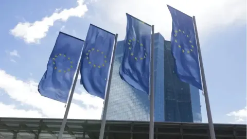 Euro Bölgesi'nde iş faaliyetleri Fransa etkisiyle yavaşladı