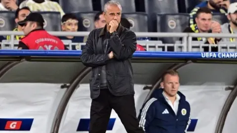 Fenerbahçe tribünlerinde "İsmail Kartal istifa" tezahüratları