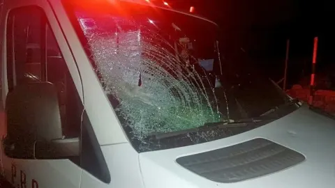 Filistinlilerin topraklarını gasbeden İsrailliler, Batı Şeria'da 2 kişiyi darbetti, ambulansın camlarını kırdı