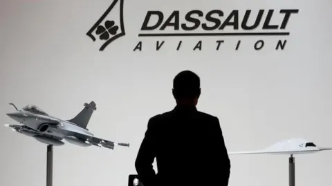 Fransa 5 milyar euroluk Rafale projesinde BAE ile ortak oldu