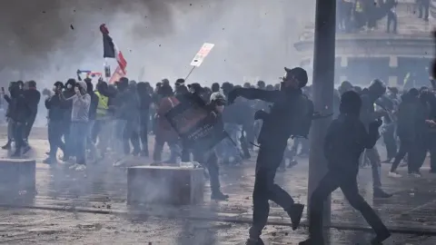Fransa, eylem yasaklarına rağmen Sarı Yeleklilerin olası gösterilerine karşı tetikte