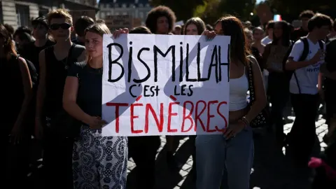 Fransa'da eylemciler neden "Bismillah, c'est les ténèbres" sloganını kullanıyor?