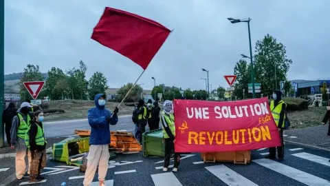 Fransa’da liselilerin ve çiftçilerin destek verdiği sarı yelekliler eylemde