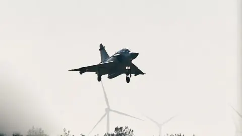 Fransa'da Mirage 2000D tipi savaş uçağı düştü