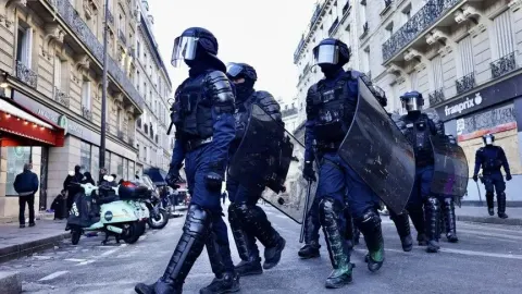 Fransa'da olası Sarı Yelekliler eylemlerine karşı yarın 70 bin polis ve jandarma görev yapacak