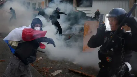 Fransa'da sokaklar yine karıştı. İspanya ve İtalya'ya da sıçrayan olaylarda yüzlerce gözaltı var