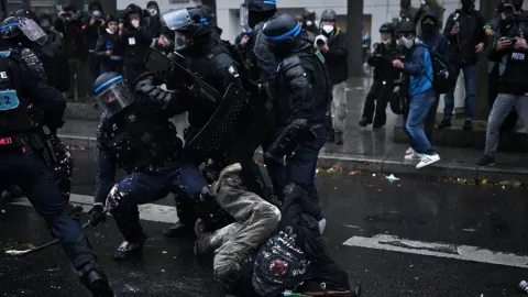 Fransa'da tansiyon yüksek. Polis göstericilere müdahale ediyor