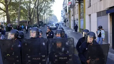 Fransa'da yasaklanan yerlerde eylem yapanlara polis müdahalesi