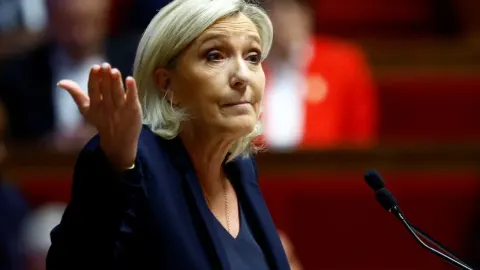 Fransa'daki kaos devam ediyor. Le Pen sokaktaki öfkeyi oya çevirme peşinde