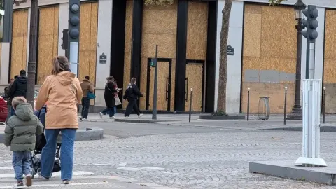 Fransa'daki protestolar perakende sektörünü de vurdu