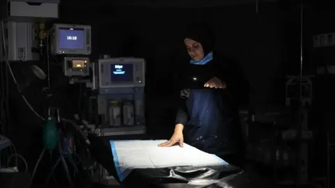 Gazze'deki Sağlık Bakanlığı: Hastane jeneratörlerini çalıştırmak için gerekli yakıt tükendi