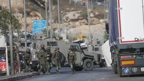 İsrail ordusu, El Halil’de dünden bu yana Filistinlileri evlerinden zorla çıkarıyor ve gözaltına alıyor