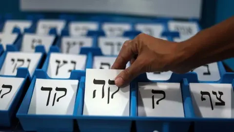 İsrail'de anketler seçim sonrası muhtemel üç senaryoya işaret ediyor