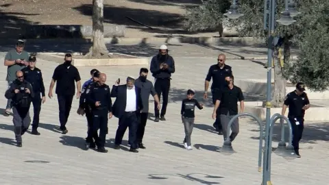 İsrailli aşırı sağcı bakan, seçime bir gün kala Mescid-i Aksa'ya baskın düzenledi