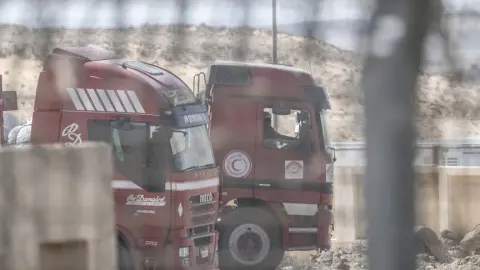 İsrailli milletvekili ve Meclis adayları Gazze Şeridi'ne yardım taşıyan tırların önünü kesti
