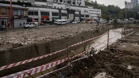 İstanbul Valisi Gül'den sel ve su baskınlarının ardından yürütülen çalışmalara ilişkin paylaşım