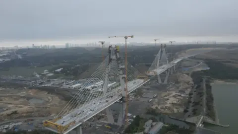 İstanbul'a 8 şeritli yeni köprü geliyor. 196 metre yüksekliğindeki kuleler yükseliyor
