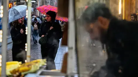 İstanbul'da sel alarmı. Saat verildi, bu ilçelerde yaşayanlar dikkat