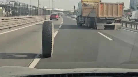 İstanbul'da trafikte ilginç anlar. Kamyonun iki lastiği peş peşe yerinden çıktı