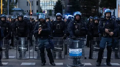 İtalya'da protestolarda polisle göstericiler arasında arbede yaşandı