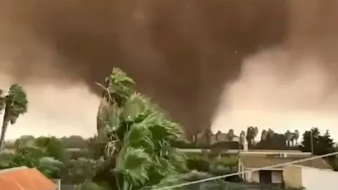 İtalya'nın güneyinde yaşanan çifte hortum, yaralanmalara ve hasara yol açtı