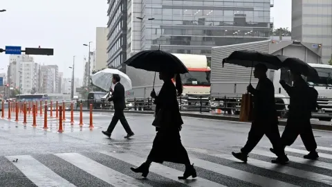 Japonya'nın güneyine yaklaşan Champi Tayfunu nedeniyle şiddetli yağış ve rüzgar uyarısı yapıldı