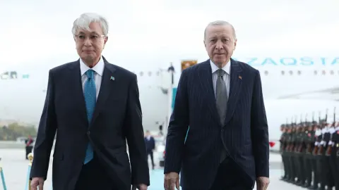 Kazakistan Cumhurbaşkanı Tokayev Ankara'da. Cumhurbaşkanı Erdoğan törenle karşıladı