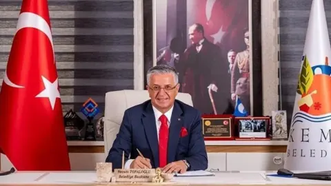 Kemer Belediye Başkanı Topaloğlu ve 8 meclis üyesi CHP'den istifa etti